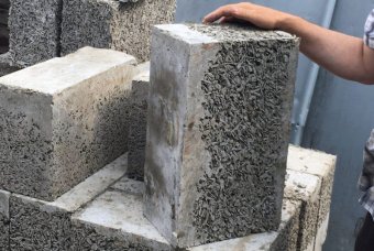 Двухслойный арболитовый блок